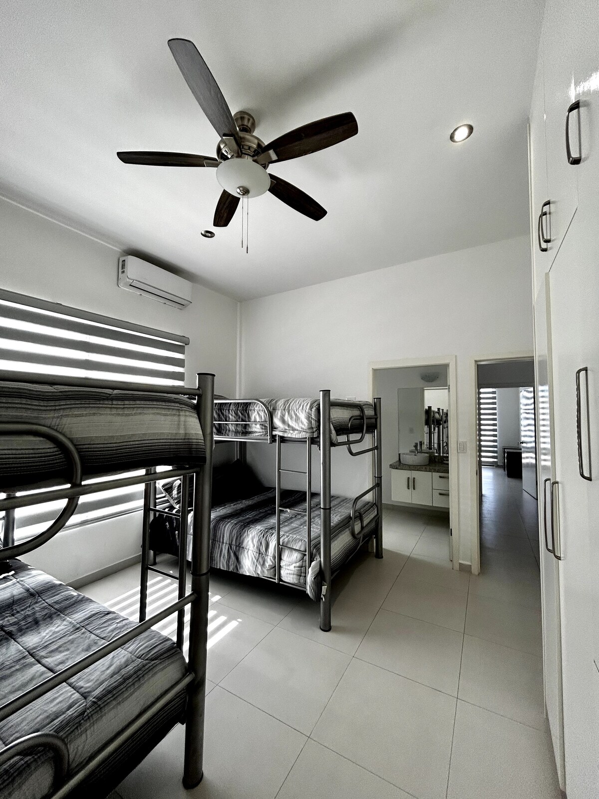 Recámara 3: Habitación con dos literas matrimoniales, baño completo y armario