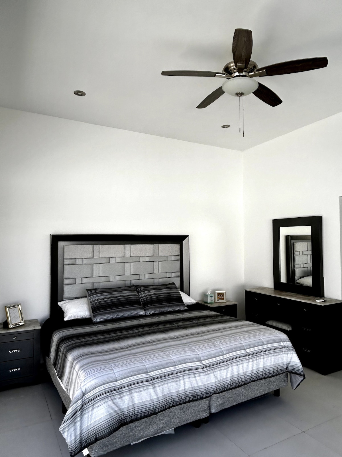 Recámara 1: Habitación principal con cama king size, baño completo, armario y vista a la piscina