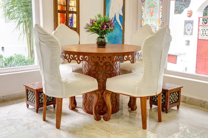 Dining area image 1