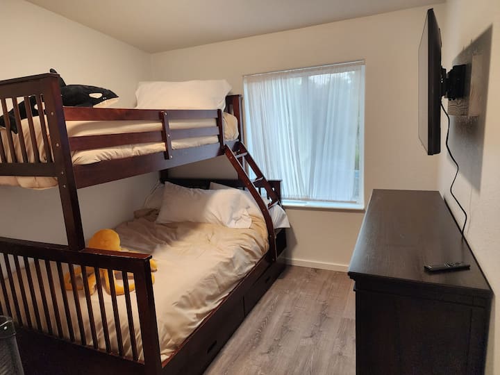Cama individual sobre literas completas en la habitación número 3.  Hay juguetes para niños en el armario y un bolígrafo con una función de moisés para tu uso.