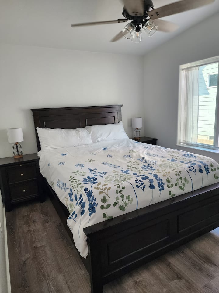 Esta habitación cuenta con una cómoda cama tamaño queen para una noche de sueño tranquilo.