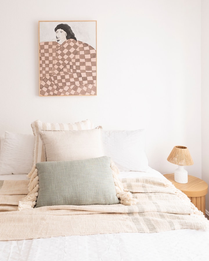 Неутралните тонови поставуваат релаксирачко расположение за спалната соба. 