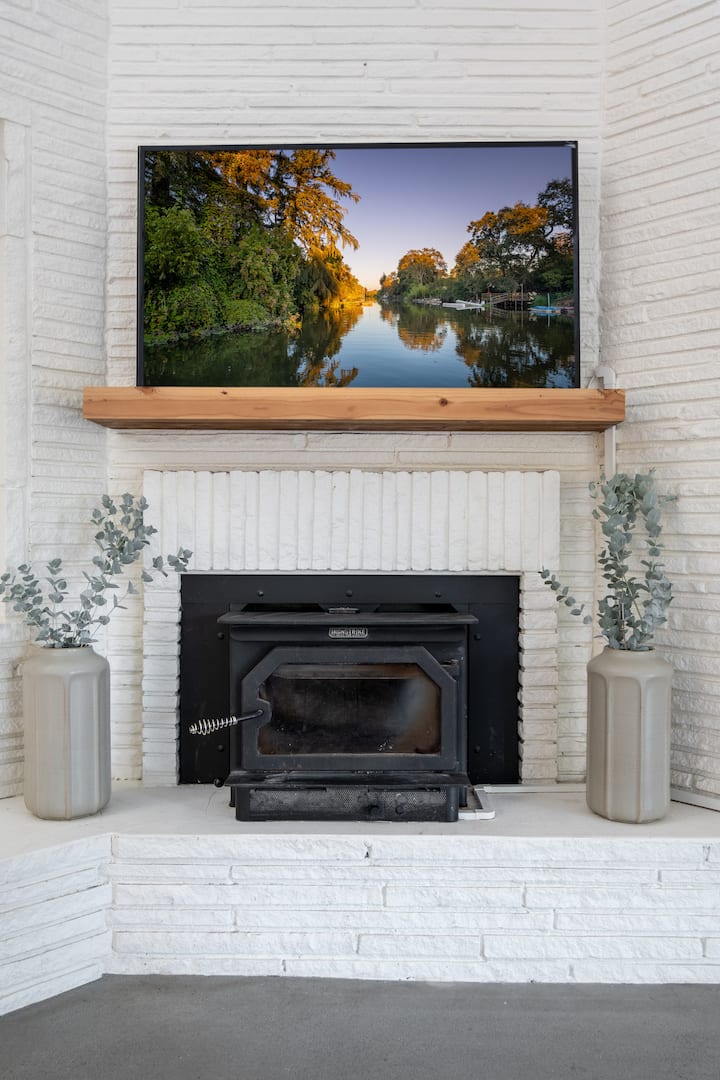 Sleeps 10 | Waterfront W/ Dock | Sauna + Fireplace - Stockton, CA