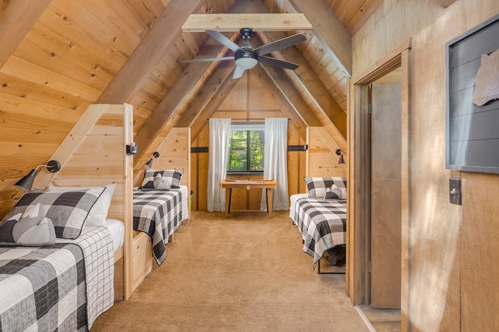 阁楼里有三张单人床和一张双人床。