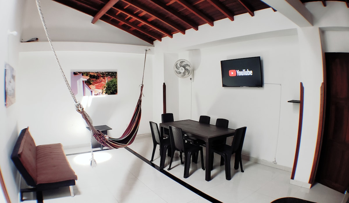 Sala-comedor. Smart Tv, hamaca, sofacama, comedor 6 puestos. 