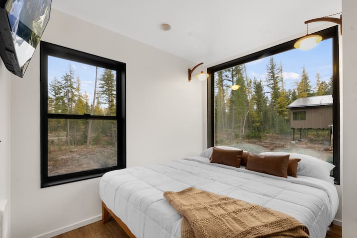 First level bedroom : King
- smart tv, closet, dresser