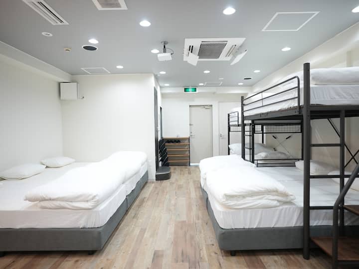 Tunatoa vitanda 5 vya mtu mmoja, kitanda 1 cha ghorofa na kitanda 1 cha roshani.
(* Tafadhali kumbuka kwamba hatuwezi kuweka matandiko.)