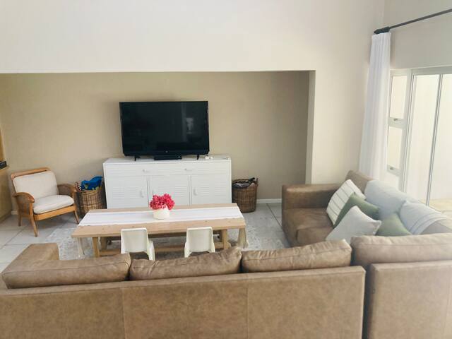 Family home in Durbanville gallery image 2