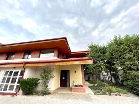 R Art Gallery: Art-Filled Home