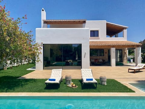 Popular Airbnb listing: Luxury Villa near Ibiza Town • Private Pool in Sant Josep De Sa Talaia