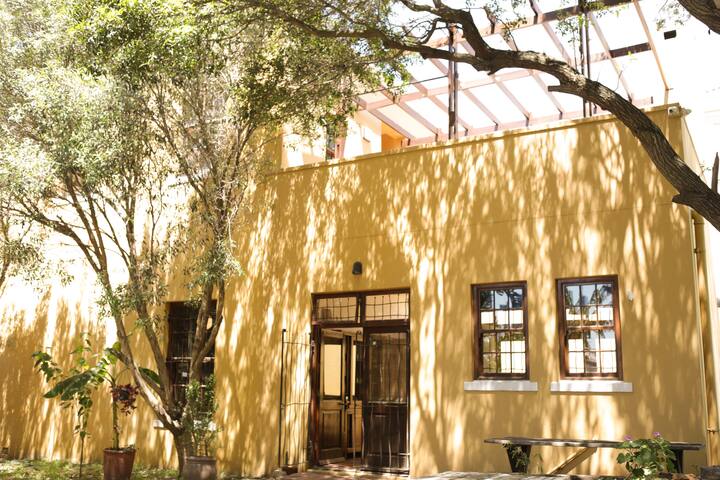 Garden in BoKaap, Cape Town gallery image 3