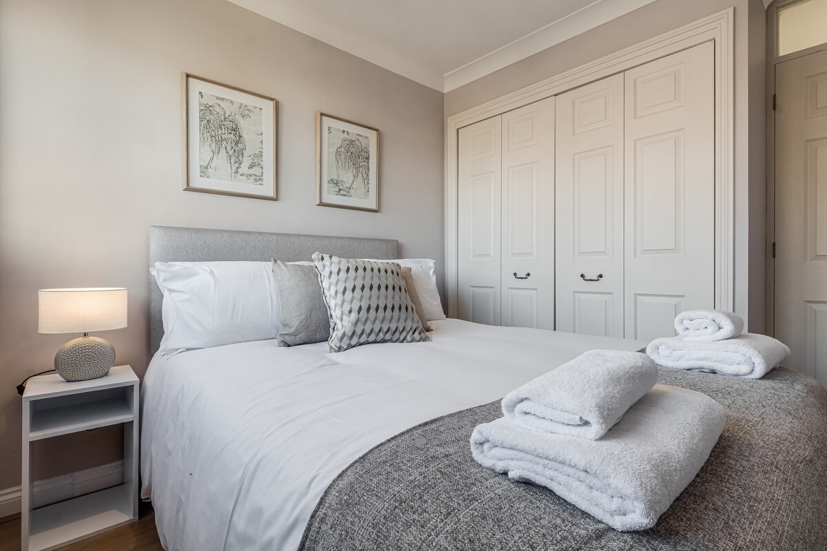 Te espera una gran cama tamaño king que ofrece un refugio perfecto para una noche de descanso