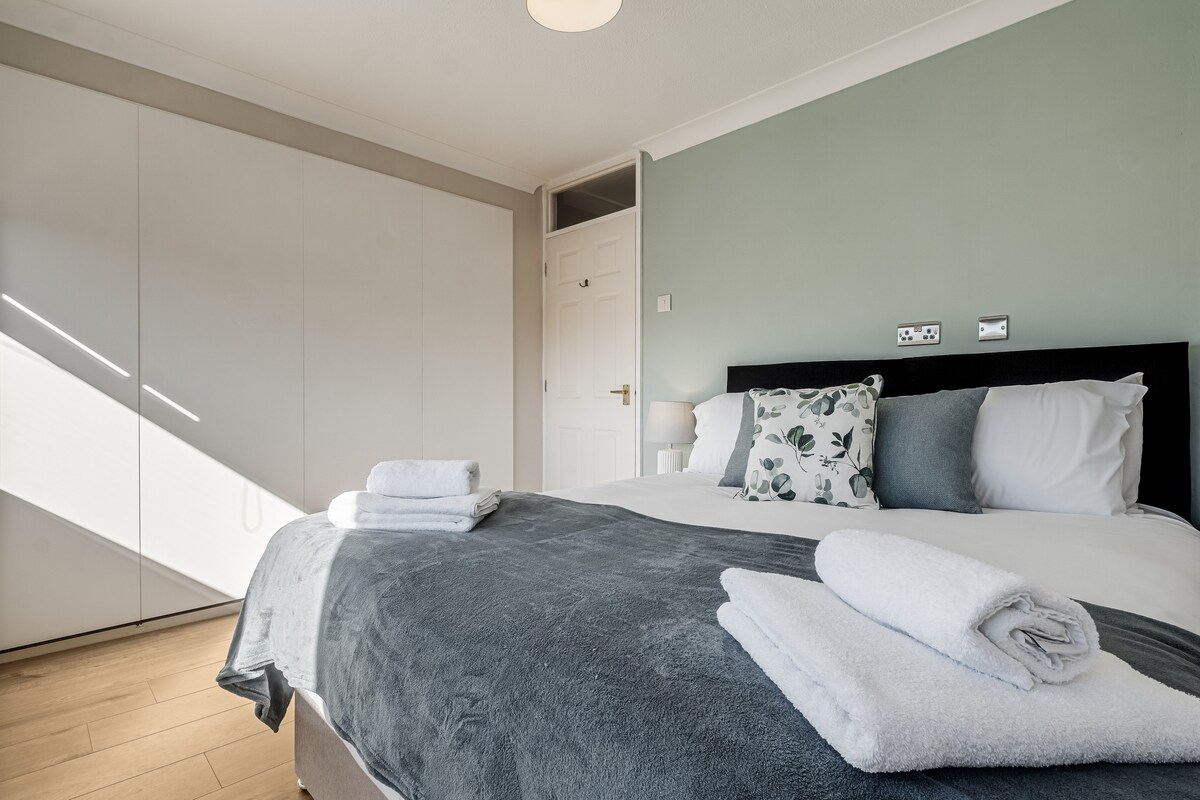 Duerme con estilo con una espaciosa cama tamaño king o dos camas individuales para la máxima comodidad