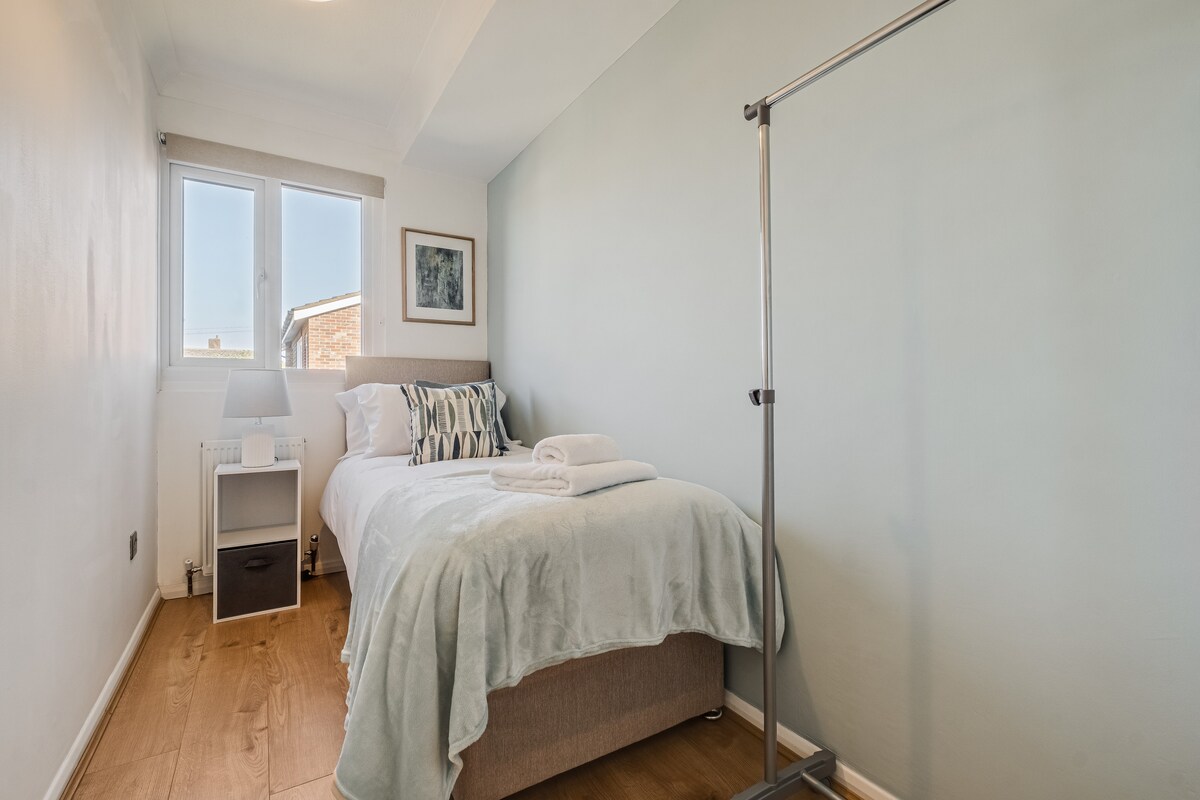 Disfruta de un refugio tranquilo en la acogedora comodidad de una cama individual