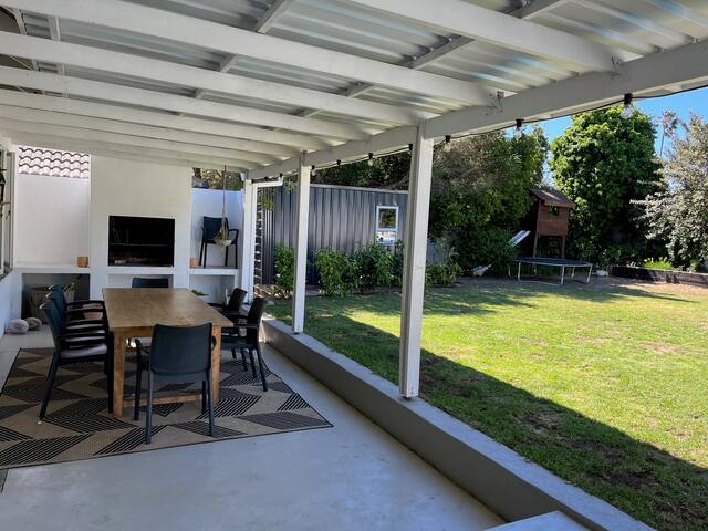 Open plan family home in Kenridge, Cape Town gallery image 3