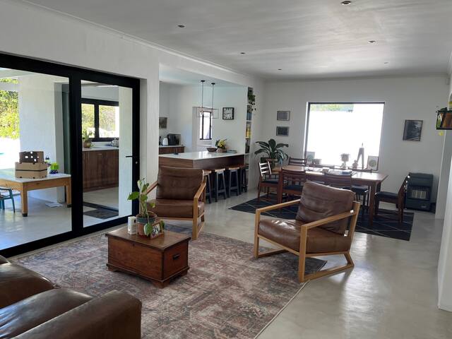 Open plan family home in Kenridge, Cape Town gallery image 4