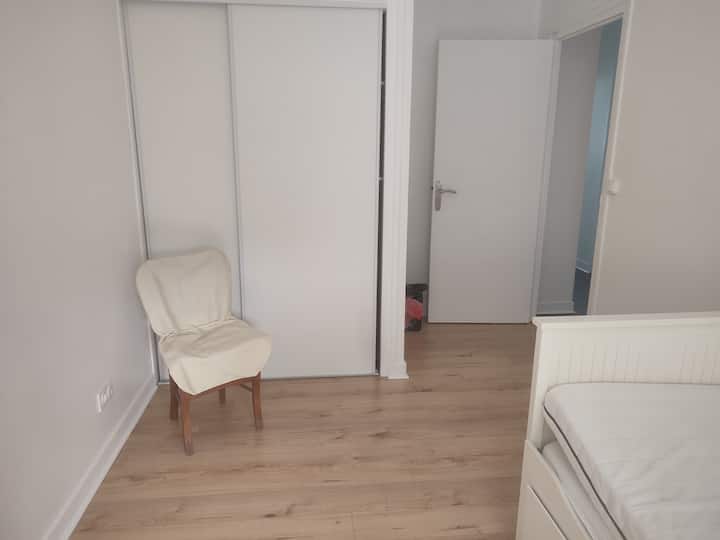 Një dollap i madh me dyer rrëshqitëse në këtë dhomë gjumi të dytë