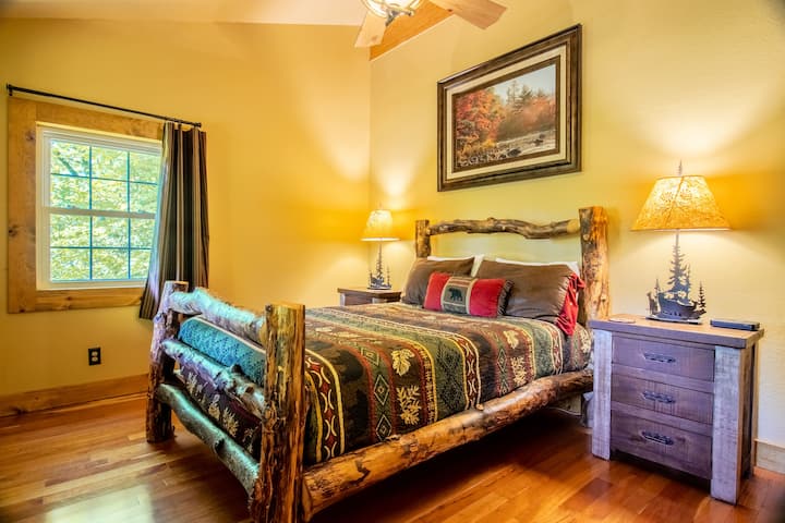 Cama de matrimonio con vistas a la terraza trasera