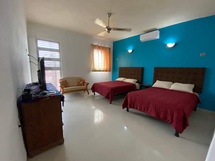 Cuarto con dos cama matrimoniales y Smart TV / Room بسريرين مزدوجين وتلفزيون ذكي. 