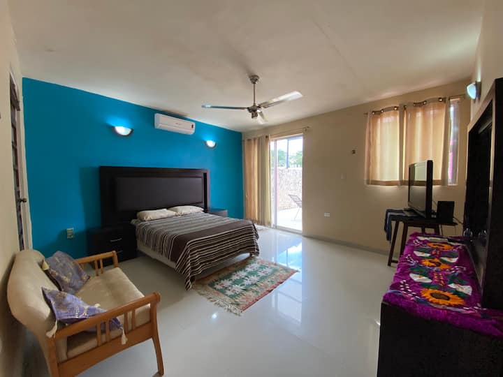 Habitación Capital con cama matrimonial y Balcón privado /غرفة رئيسية ، بسرير مزدوج وشرفة. 