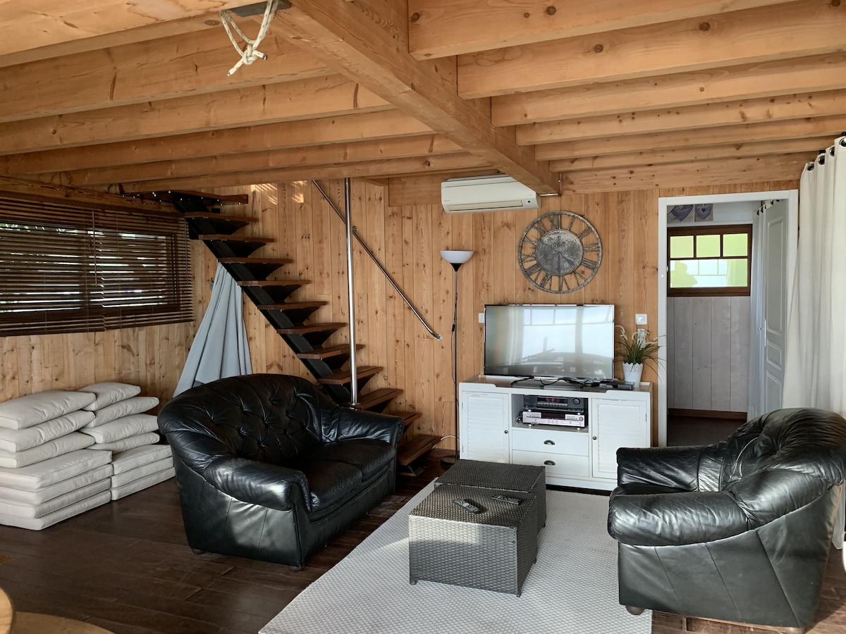 Top performing Airbnb: Waterfront cabin in Lège Cap Ferret