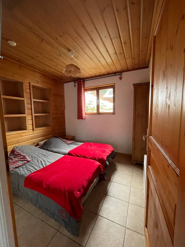 Chambre 2 lits 80x200 
Matelas et oreillers de 60x60
