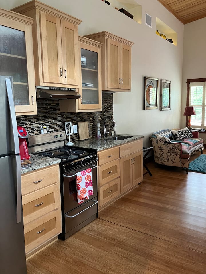 Stargazing, Hiking, Woodland Paradise-the Barn B&b - Smithville, TX