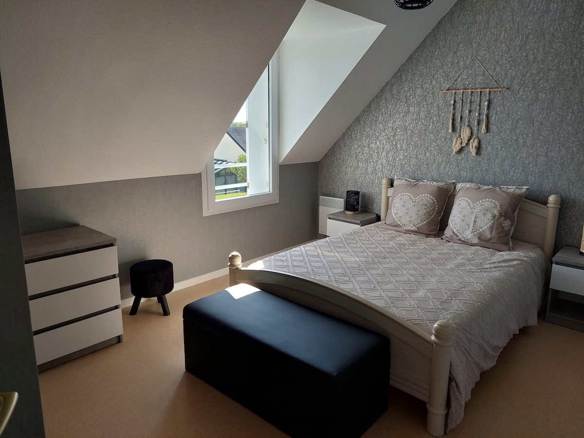 спалня, оборудвана с килери и гардероб.