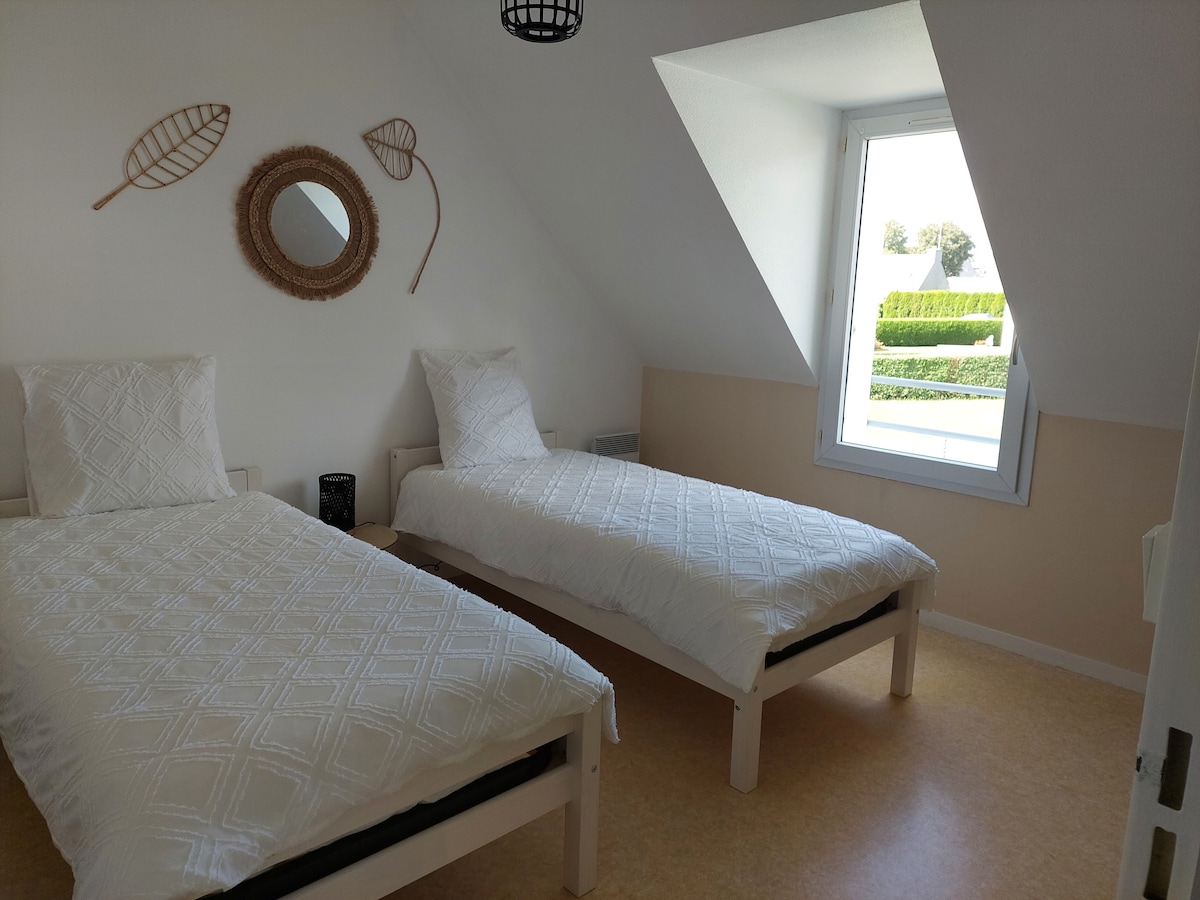 Спалня, оборудвана с килери и гардероб.