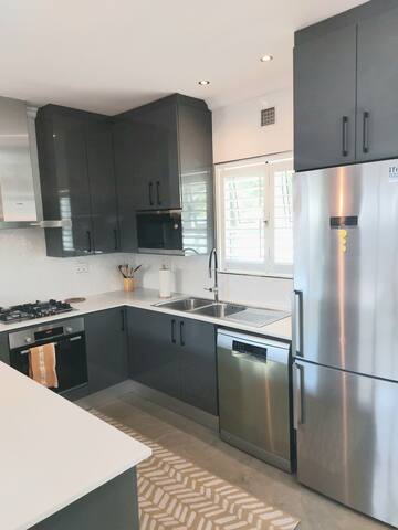 Casa Barbarossa – Luxury Cottage Constantia gallery image 3