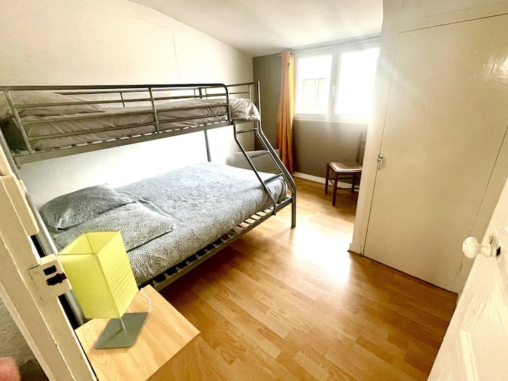 Habitación 6 : 
2 .ª planta 
1 cama individual + 1 cama doble 