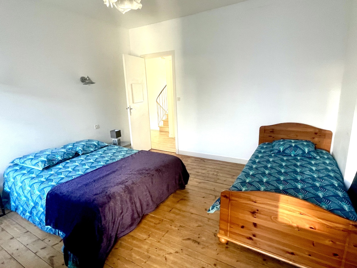 Chambre 3 : 1er étage 
1 lit double + 1 lit simple