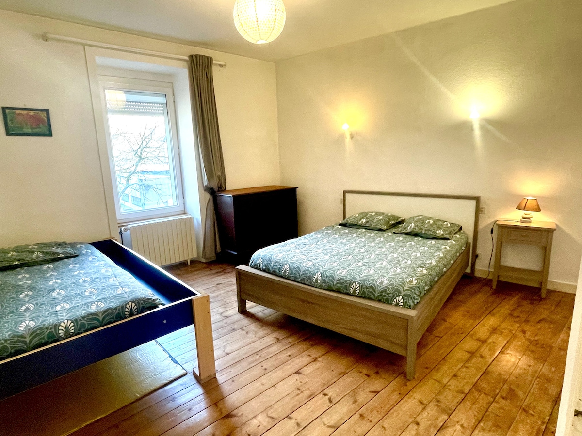 Chambre 2 : 1 lit double + 1 lit simple