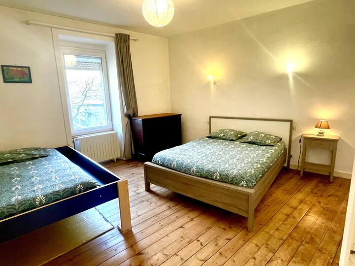 Dormitorio 2 : 1 cama doble + 1 cama individual + 1 cama individual