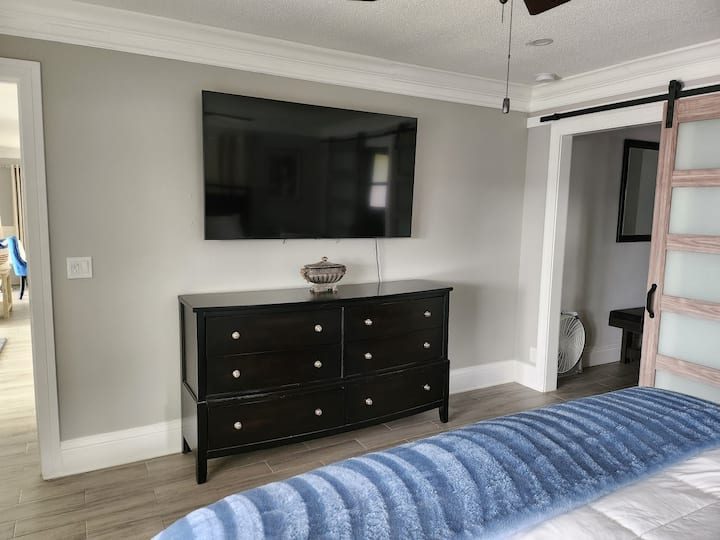 #1 Главната спалня разполага с 65 - инчов телевизор с You Tube Smart TV.