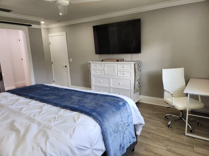 #2 Вторичната спалня тип Кинг разполага с 65 - инчов телевизор и офис бюро.