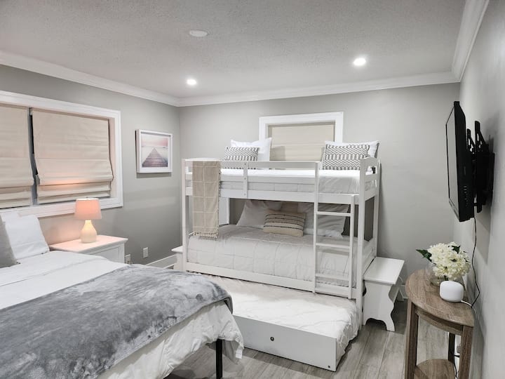 #3 Спалня с двойно легло queen size и 3 двуетажни легла. Устройството на долните пързалки навътре и навън.