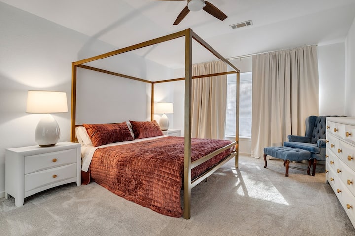 Udobna ćudljiva glavna spavaća soba. 