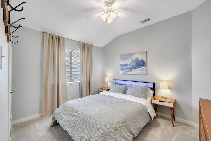 Spavaća soba 2. Ispod kreveta nalaze se 4 ladice za odlaganje.