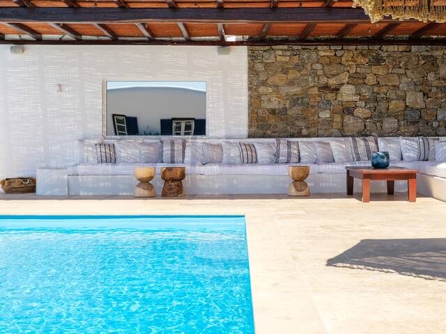 Villa Cobalt Blue -Beachfront-Pool-Jaccuzi-8 Bedr. gallery image 5