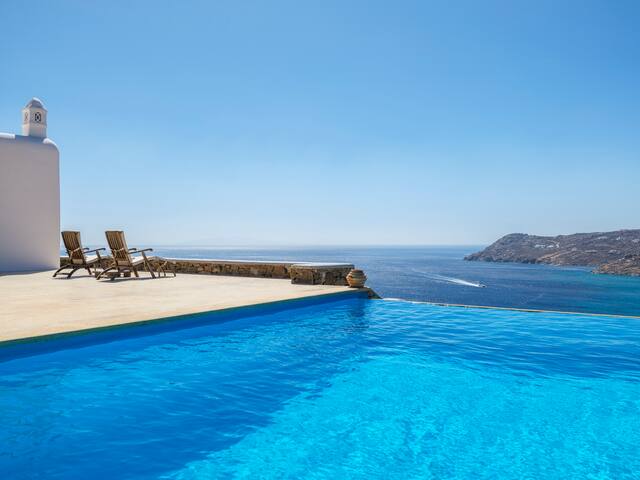 Villa Cobalt Blue -Beachfront-Pool-Jaccuzi-8 Bedr. gallery image 3