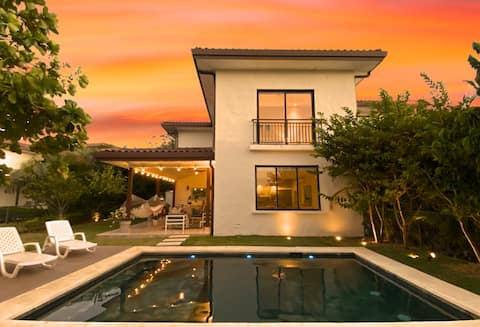 Lake House | Private Pool | King Bed | Sleeps 14