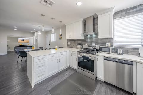 2-Story LA 4BR | BBQ • Firepit • Near Universal