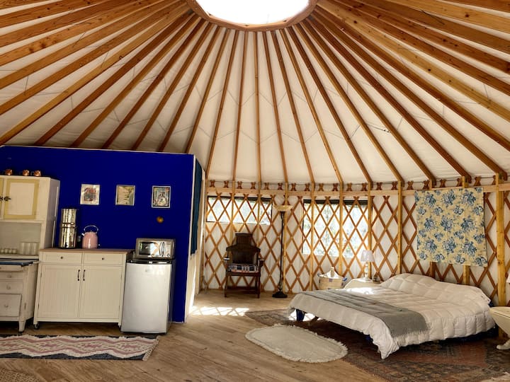 床折叠起来，垫子变成第二张沙发。 如有需要，可提供第三张床垫。 