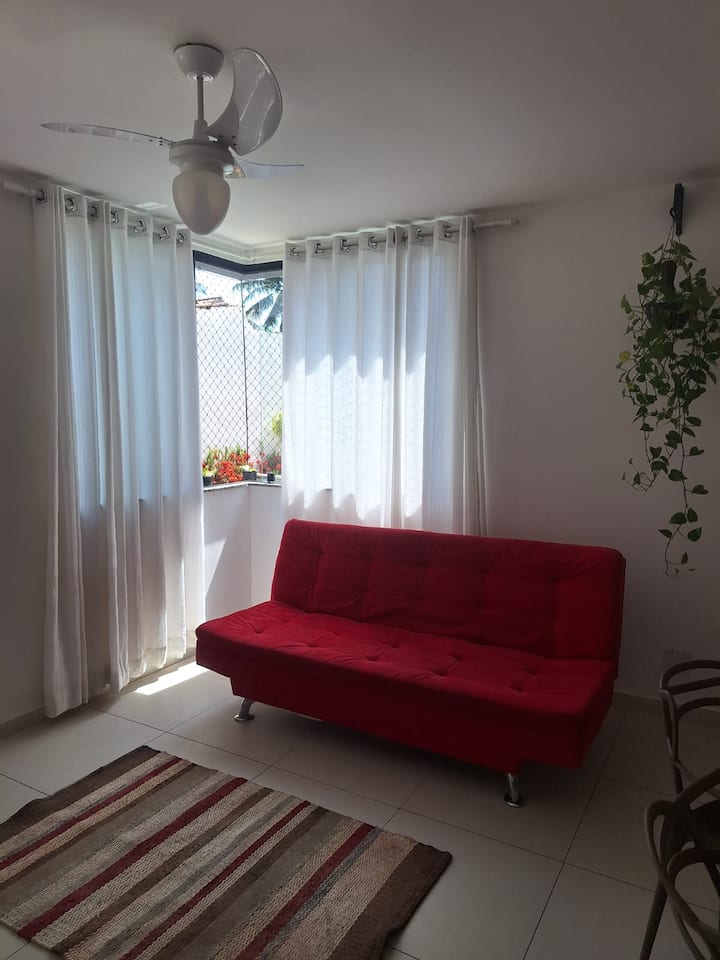 Универзалност и удобност! Нашиот кауч на спуштање се претвора во удобен двоен кревет, обезбедувајќи тивки ноќи. Совршено за сместување на вашите гости со практичност и благосостојба. Опуштете се и уживајте! 