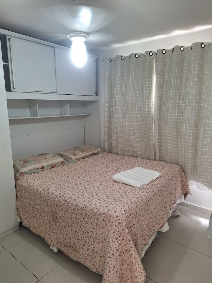 Спална соба на првиот кат. Брачен кревет (широк 150-179 см), шкафови и тавански вентилатор и биро за работа. 