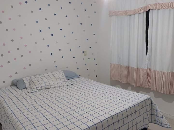 Апартманот број два нуди удобност и свежина со вентилатор на таванот, создавајќи пријатен амбиент за ноќи за одмор. Удобен простор, идеален за опуштање и уживање во моменти на спокојство.