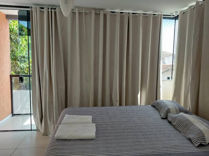 Главниот апартман е вистинско засолниште на удобност и приватност! Со балкон за уживање во глетката и клима уред за тивки ноќи, нуди совршен одмор во пријатна и софистицирана атмосфера.