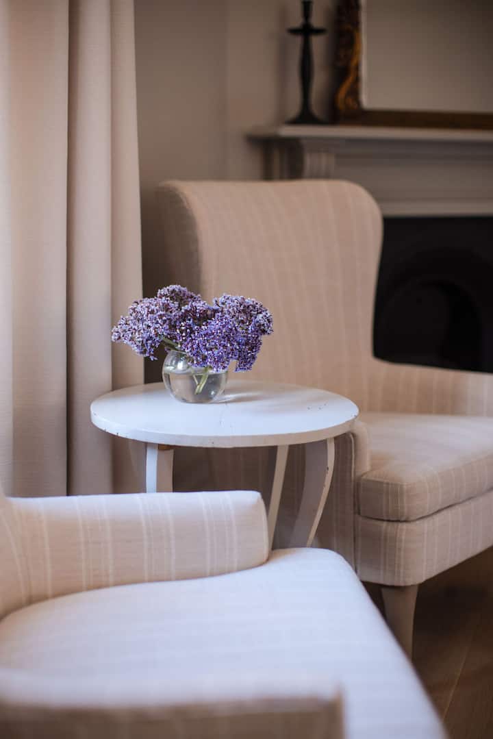 جلوس مريح في الغرفة الغربية