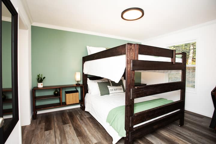 Спална соба 4, „Зелената соба“ може да се пофали со уникатен и цврст брачен кревет на спрат.